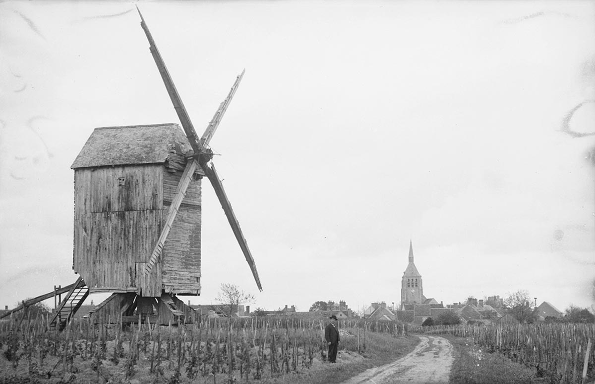Un moulin � vent au milieu des vignes, Mardi�, vers 1920
