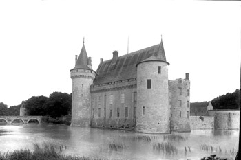 Le ch�teau de Sully-sur-Loire, vers 1900-1920, (Arch. d�p. du Loiret, 25 Fi 197)