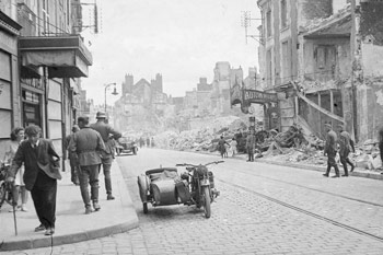 Militaires allemands rue Bannier, Orl�ans, 28 juin 1940, (Arch. d�p. du Loiret, 29 Fi 58)
